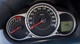 Mazda 2 Facelifting - wersja 5-drzwiowa - prędkościomierz