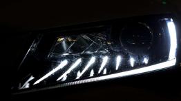 Skoda Superb Laurin & Klement 2.0 TDI 150 KM - galeria redakcyjna - lewy przedni reflektor - włączon