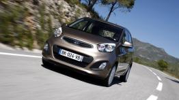 Kia Picanto 2011 - wersja 5-drzwiowa - przód - reflektory włączone