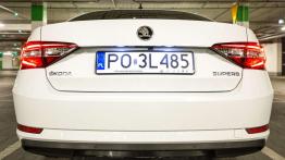 Skoda Superb Laurin & Klement 2.0 TDI 150 KM - galeria redakcyjna - widok z tyłu