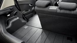 Kia Picanto 2011 - wersja 5-drzwiowa - tylna kanapa złożona, widok z bagażnika