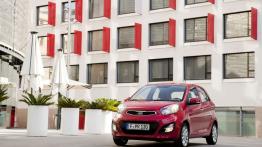Kia Picanto 2011 - wersja 5-drzwiowa - przód - reflektory włączone