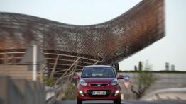 Kia Picanto 2011 - wersja 5-drzwiowa - przód - reflektory włączone