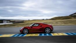 Alfa Romeo 4C (2015) - wersja amerykańska - lewy bok