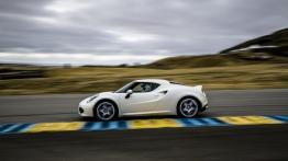 Alfa Romeo 4C (2015) - wersja amerykańska - lewy bok