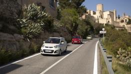 Kia Picanto 2011 - wersja 5-drzwiowa - przód - reflektory włączone