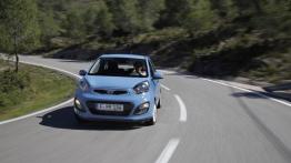 Kia Picanto 2011 - wersja 5-drzwiowa - przód - reflektory włączone