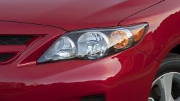 Toyota Corolla po liftingu - wersja USA - lewy przedni reflektor - wyłączony