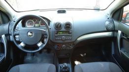Chevrolet Aveo sedan 1.4 - widok ogólny wnętrza z przodu