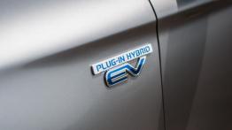 Mitsubishi Outlander PHEV Facelift (2016) - galeria redakcyjna - emblemat boczny