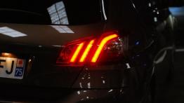 Peugeot 308 II Hatchback 5d - galeria redakcyjna - prawy tylny reflektor - włączony