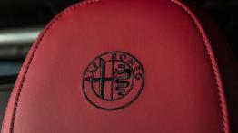 Alfa Romeo 4C (2015) - wersja amerykańska - zagłówek na fotelu kierowcy, widok z przodu