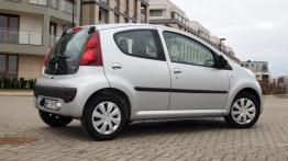 Peugeot 107 Hatchback 5d Facelifting 2012 1.0 VTI 68KM - galeria redakcyjna - prawy bok