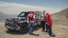 Czy nowy Land Rover Defender z godnością zastąpi kultowego poprzednika?