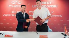 Robert Lewandowski podpisał umowę z chińskim gigantem. W Polsce ta marka jest coraz popularniejsza