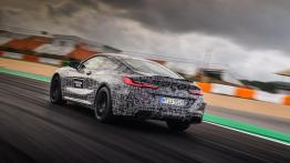 BMW M8 przed ostatnią prostą