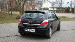 Opel Astra III 1.8 140KM OPC Line - galeria redakcyjna - widok z tyłu
