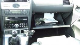 Ford Mondeo 3.0 Titanium - galeria redakcyjna - schowek przedni otwarty