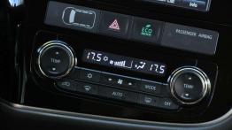 Mitsubishi Outlander 2.2 DID Intense Plus 4WD - galeria redakcyjna - panel sterowania wentylacją i n