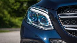 Mercedes GLE - galeria redakcyjna - prawy przedni reflektor - włączony
