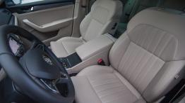 Skoda Superb 1.4 TSI 150 KM - galeria redakcyjna - widok ogólny wnętrza z przodu