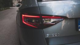 Skoda Superb Combi 2.0 TDI 190 KM - galeria redakcyjna - lewy tylny reflektor - włączony