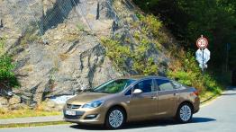 Opel Astra J Facelifting - galeria redakcyjna - lewy bok