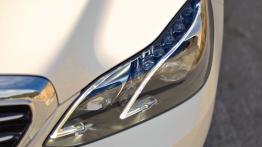 Mercedes Klasa E W212 Facelifting - galeria redakcyjna - lewy przedni reflektor - włączony