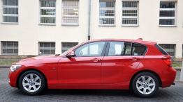 BMW Seria 1 F20-F21 Hatchback 5d 118i 170KM - galeria redakcyjna - lewy bok