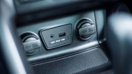 Hyundai ix35 Facelifting 2.0 CRDi - galeria redakcyjna - gniazda multimedialne w konsoli środkowej