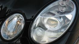 Mercedes Klasa E S211 Kombi 3.2 4 Matic 224KM - galeria redakcyjna - lewy przedni reflektor - włączo