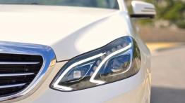 Mercedes Klasa E W212 Facelifting - galeria redakcyjna - lewy przedni reflektor - włączony