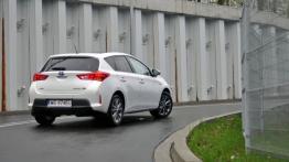 Toyota Auris II Hatchback 5d 1.8 HSD 136KM - galeria redakcyjna - widok z tyłu