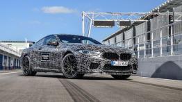 BMW M8 przed ostatnią prostą