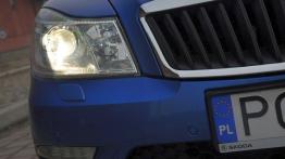 Skoda Octavia RS z zewnątrz - prawy przedni reflektor - włączony