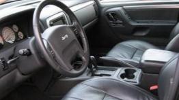 Jeep Grand Cherokee 2.7 CRD - widok ogólny wnętrza z przodu