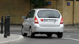 Suzuki Liana 1.6 (106 KM) hatchback - widok z tyłu