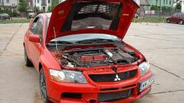 Mitsubishi Lancer Evo IX - maska otwarta