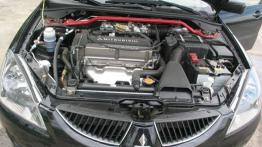 Mitsubishi Lancer 2.0 Sport - maska otwarta