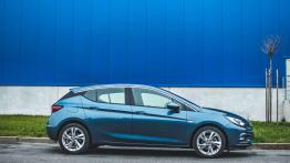 Opel Astra K - dobra, choć nie luksusowa - prawy bok