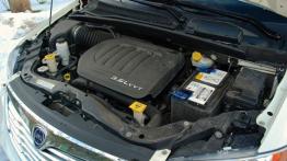 Lancia Voyager Van 3.6 V6 283KM - galeria redakcyjna - maska otwarta