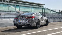 BMW M8 przed ostatnią prostą
