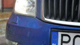 Skoda Octavia RS z zewnątrz - prawy przedni reflektor - włączony