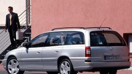 Opel Omega - widok z tyłu