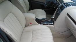 Peugeot 407 3.0 V6 SV Sport - widok ogólny wnętrza z przodu