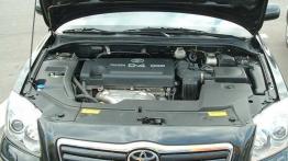Toyota Avensis 2.0 Prestige - maska otwarta