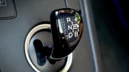 Toyota Auris II Touring Sports Facelifting 1.8 Hybrid 136 KM - galeria redakcyjna - dźwignia zmiany 