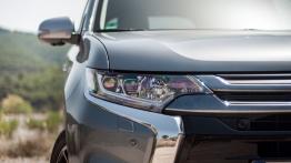 Mitsubishi Outlander PHEV Facelift (2016) - galeria redakcyjna - prawy przedni reflektor - wyłączony