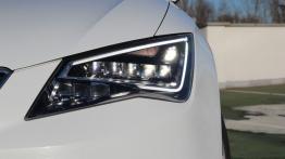 Seat Leon III SC 1.4 TSI 140KM - galeria redakcyjna - lewy przedni reflektor - włączony