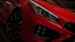 Kia ceed II GT 5d 1.6 T-GDI 204KM - galeria redakcyjna - prawy przedni reflektor - wyłączony